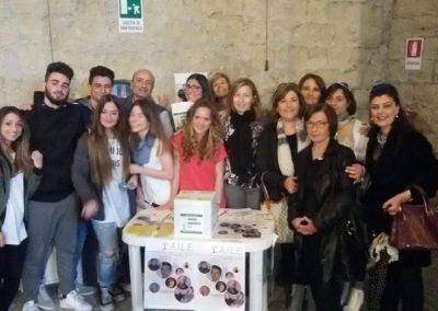 Foto di gruppo volontari AILE e pubblico