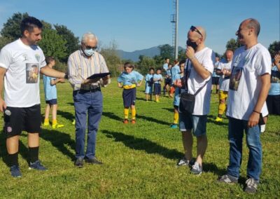 persone alla partita di calcio contro l'hlh