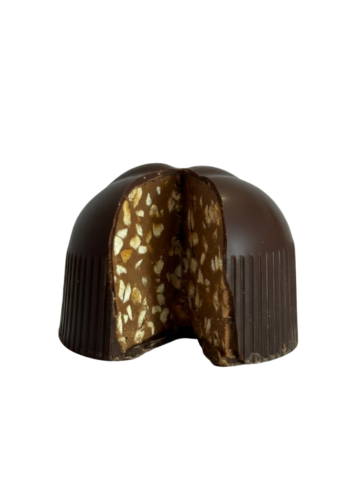 interno della sfera di cioccolato fondente nocciolato alla gianduia con scritta Buon Natale